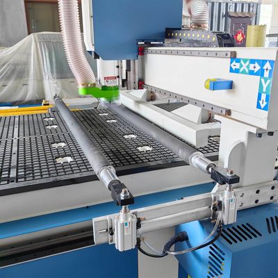 CNC-маршрутизатор 1300 2500 Кабинет изготовления дерева резьба 3-осевой машины для профессионалов