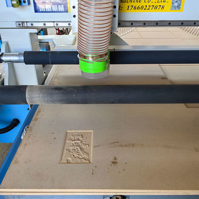Деревообрабатывающий ATC Cnc маршрутизатор с системой управления Weihong и размером рабочего стола 1300 × 2500