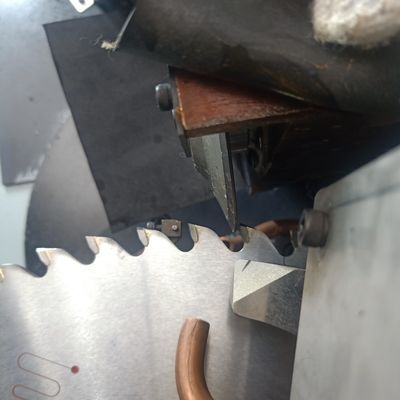 Автоматическая CNC-машина для шлифования сверху и поверхности круглого пилового лезвия из сплава